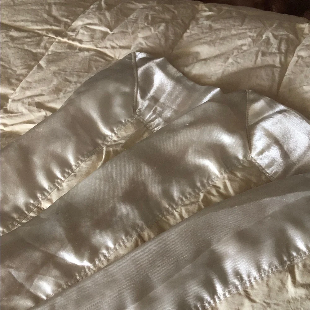 KING SIZE BLANKET WITH SATIN TRIM • CREAM
